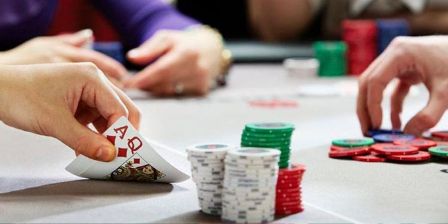 Cách đặt cược khi chơi Poker